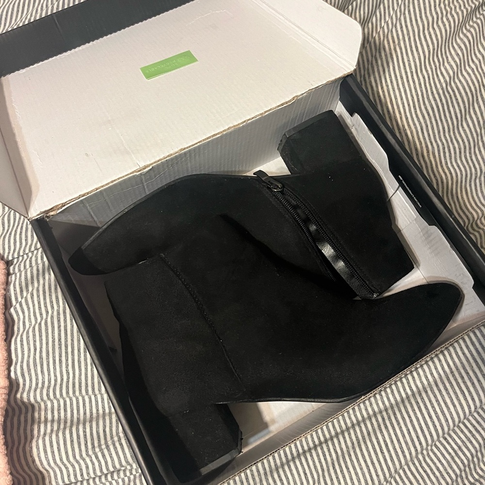 Windsor Sabrina black suede